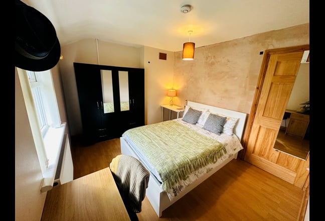 Double Room in Clean, Quiet 🔇 & Mature House Main Photo