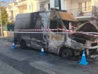 Una furgoneta calcinada i la bateria d'un cotxe sobreescalfada en ple pic de calor