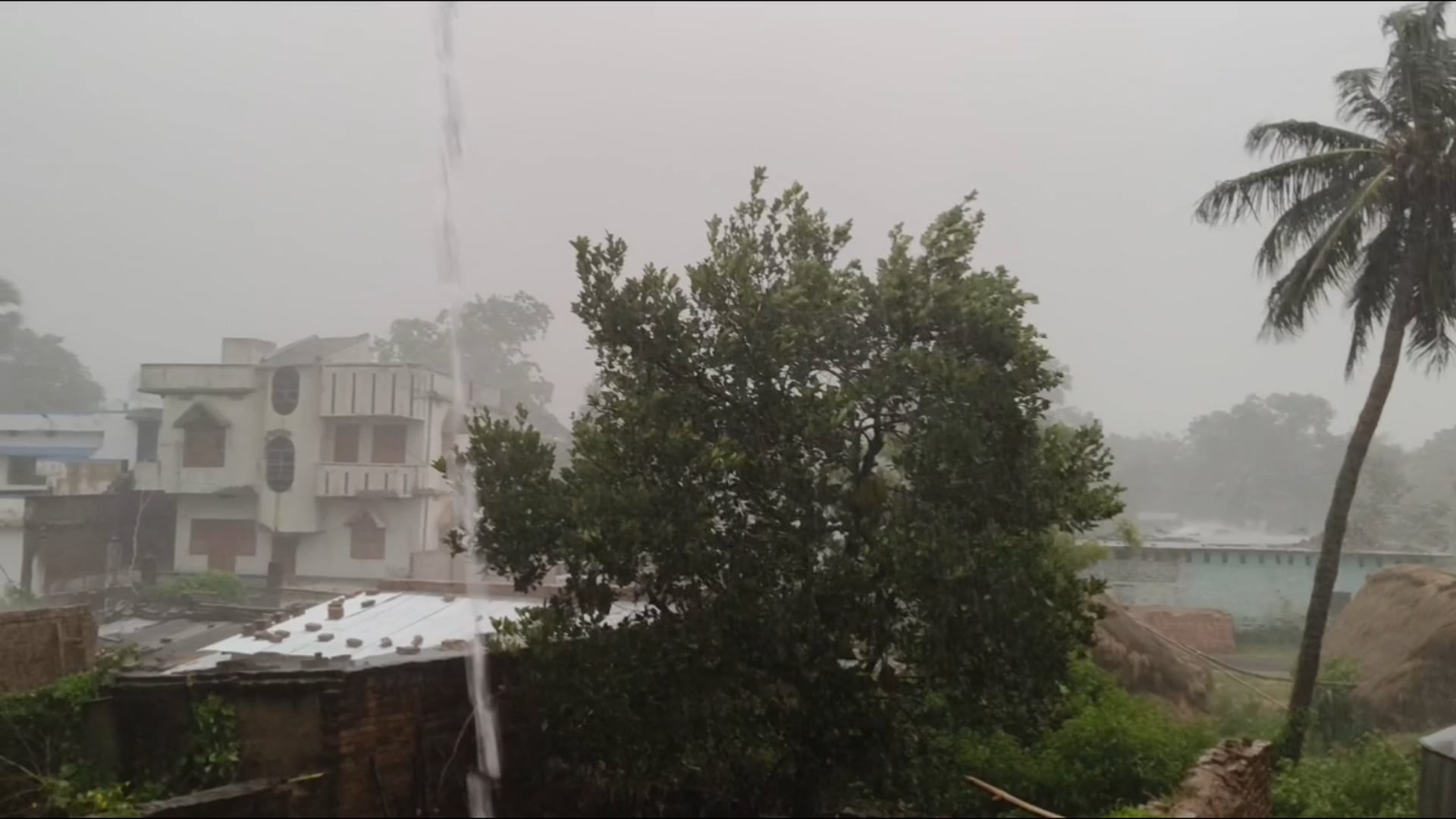 अमरपुर में भीषण आंधी तूफान और बारिश से जन जीवन अस्त व्यस्त।