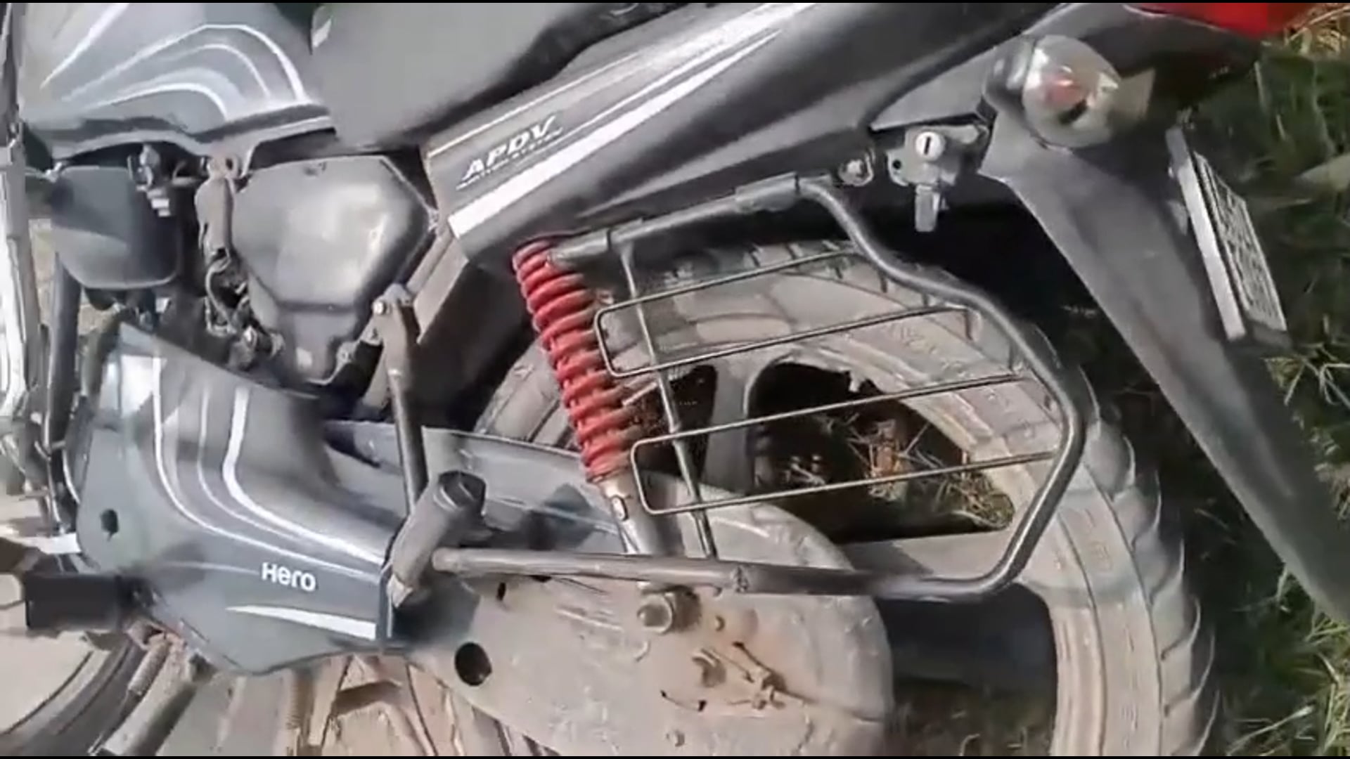 कार व बाइक की हुई भीषण टक्कर, बाइक सवार गंभीर रूप से जख्मी।