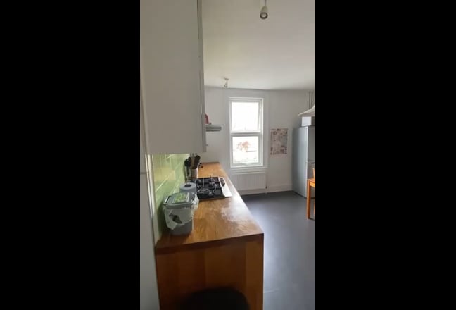 Large double rooms available in a 3 bedroom house Main Photo
