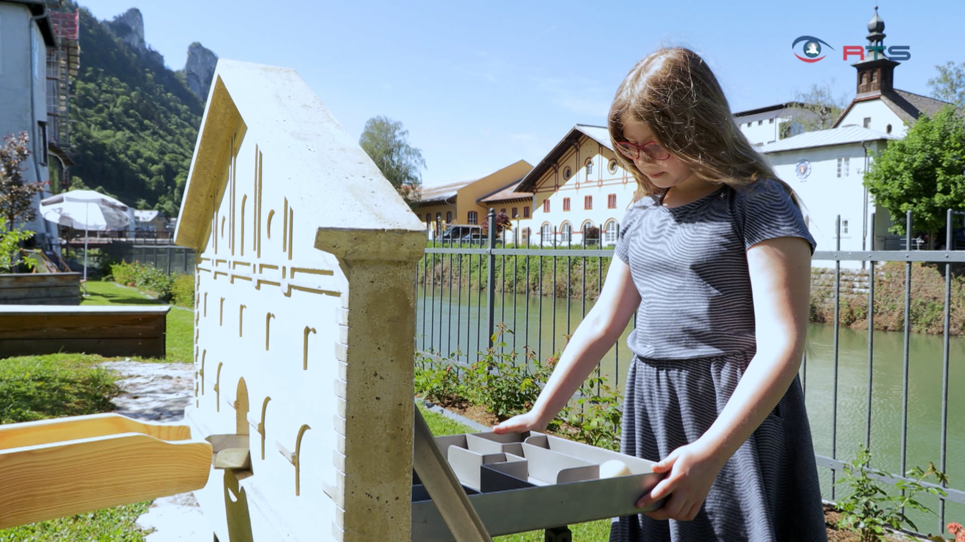 eine-kugelbahn-fuer-den-garten-des-keltenmuseums