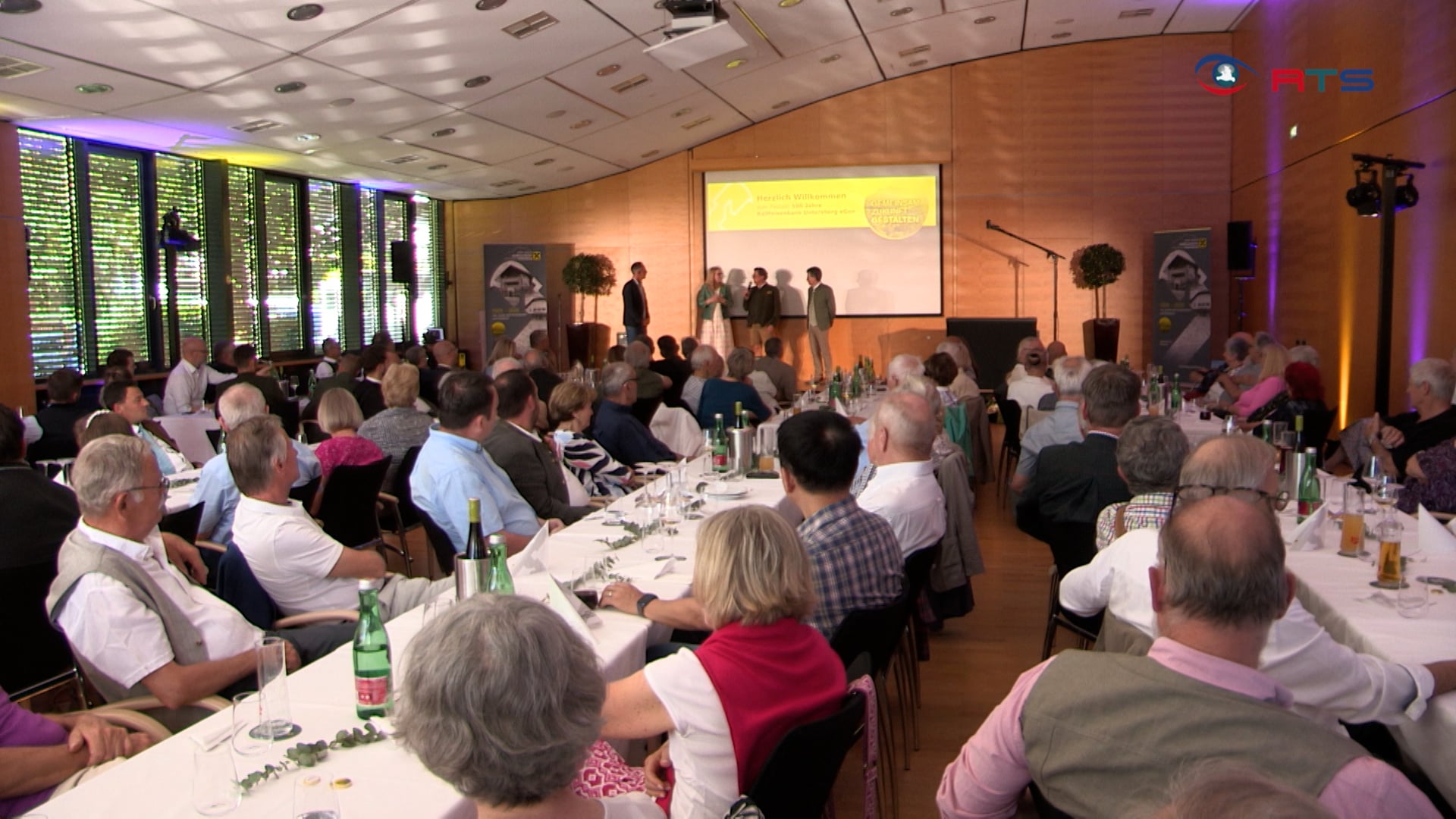 100-jahre-raiffeisenbank-untersberg-persoenliche-beratung-vs-digitalisierung