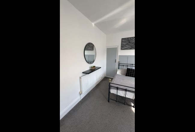Spacious & Modern Room with All Bills Included Main Photo