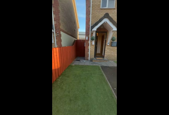 Spacious double room close to Altnagelvin Hospital Main Photo