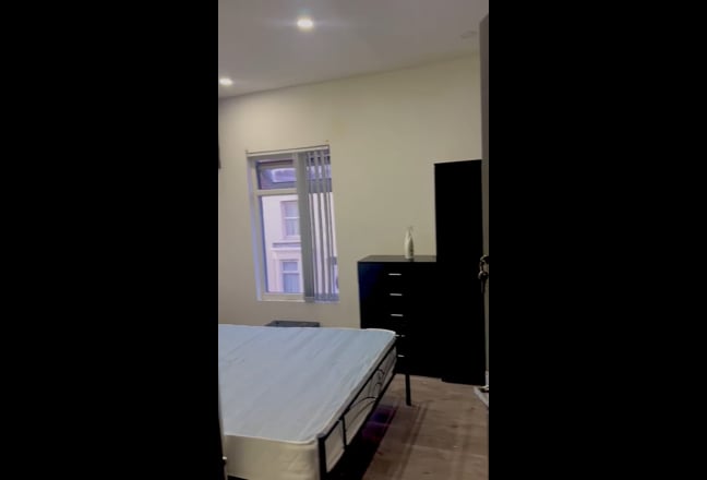Perfect ensuite L6 6BB Main Photo