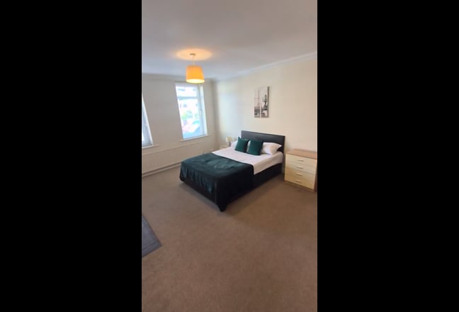 Large Modern Double Furnished Room  Main Photo