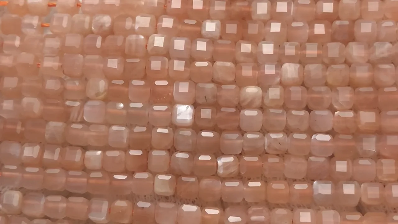 オレンジムーンストーン AAA- キューブカット3×3×3mm 1連(約37cm