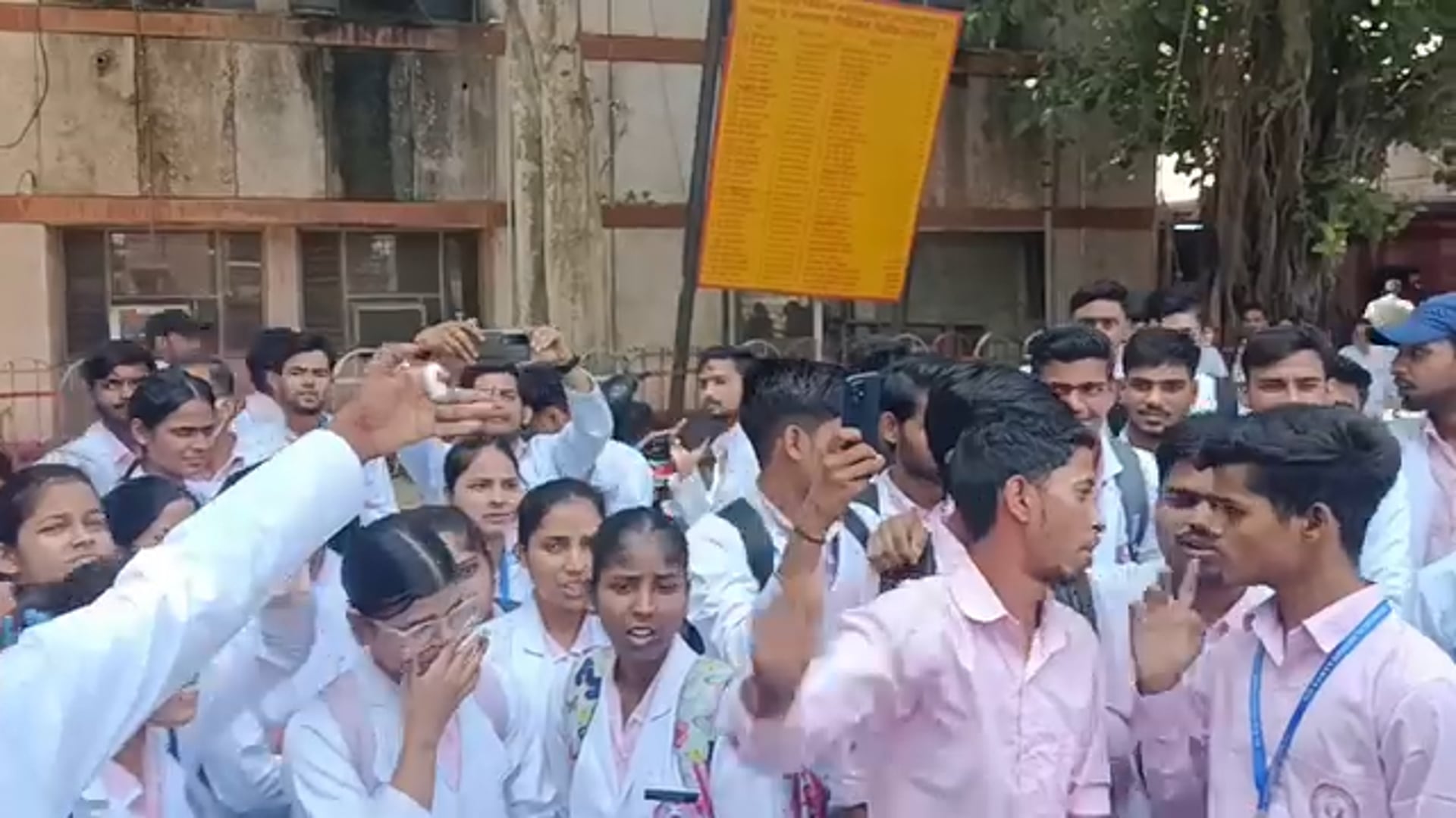 मेडिकल कॉलेज छात्र ने लगाया मारपीट और दबाव में समझौते का आरोप, निष्पक्ष जांच की मांग

शाहजहांपुर के ऑटोनॉमस स्टेट मेडिकल कॉलेज में ओटी टेक्नीशियन डिप्लोमा प्रथम वर्ष के छात्र असित यादव ने ट्रॉमा सेंटर में ड्यूटी के दौरान मारपीट, गाली-गलौज और धमकी दिए जाने का आरोप लगाया है। छात्र ने प्राचार्य को शिकायत पत्र देकर सीसीटीवी फुटेज व डायल-112 कॉल रिकॉर्ड के आधार पर निष्पक्ष जांच की मांग की है। साथ ही आरोप लगाया कि उस पर दबाव बनाकर समझौता कराने की कोशिश की गई। छात्र ने दोषियों के खिलाफ कार्रवाई और विद्यार्थियों की सुरक्षा सुनिश्चित करने की मांग की है।