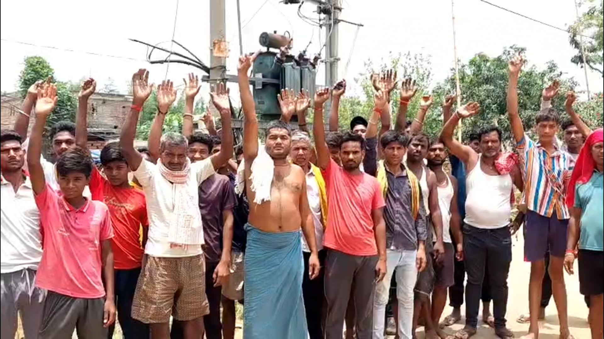 जर्जर तार से ग्रामीणों को बिजली की समस्या 