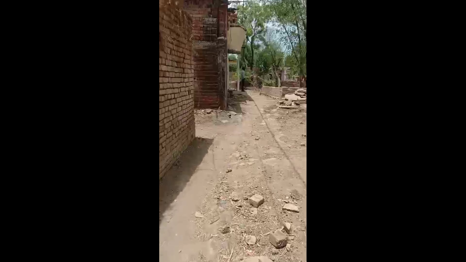 ▶️.....रीवा के करहिया नं. 2 में 'हरिजन बस्ती' की सड़क पर राजनीति भारी, मालवा-कंक्रीट बिछने के बाद भी काम रुका. lll