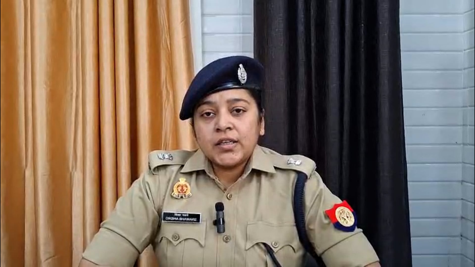 तिलहर में महापुरुष की प्रतिमा के अपमान का प्रयास, पुलिस ने की त्वरित कार्रवाई

शाहजहाँपुर के तिलहर थाना क्षेत्र स्थित एक सार्वजनिक पार्क में महापुरुष की प्रतिमा पर असामाजिक तत्व द्वारा अशोभनीय माला पहनाने की घटना सामने आई। मामले की सूचना मिलते ही पुलिस ने तत्काल कार्रवाई कर स्थिति को नियंत्रित किया और आवश्यक कानूनी कदम उठाए। एसपी ग्रामीण ने घटना के संबंध में पुलिस की कार्रवाई की जानकारी दी।