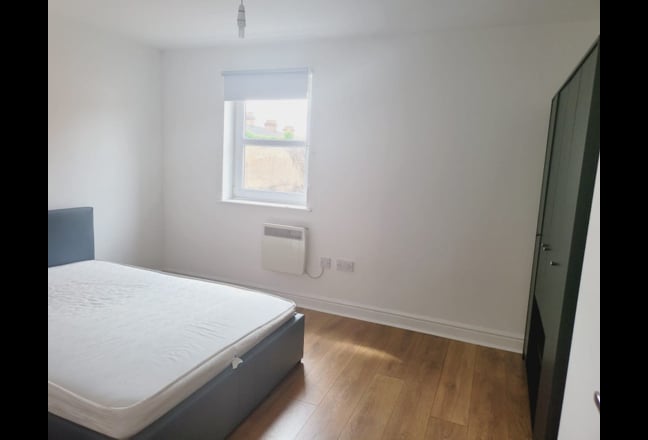 Clean/Large/Modern room front of Bedford hospital Main Photo