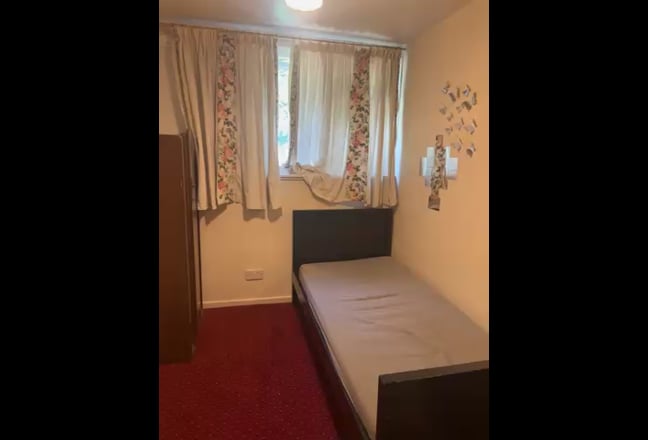 Room to rent in Howthrone road Main Photo