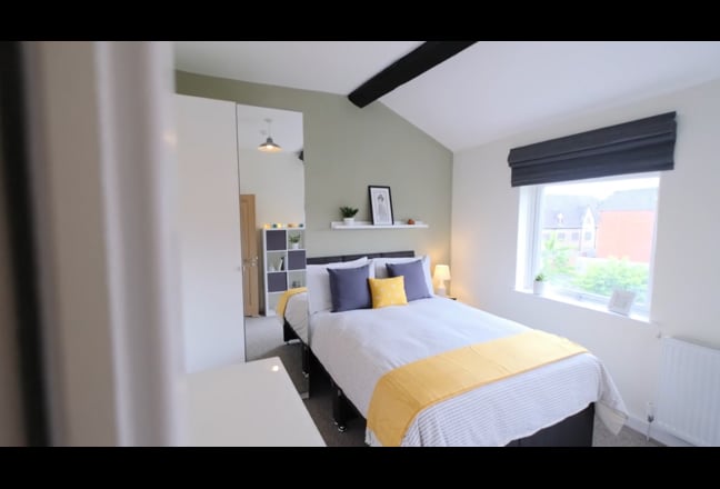 Video 1: Bright and sunny living/dining space onto West facing garden.