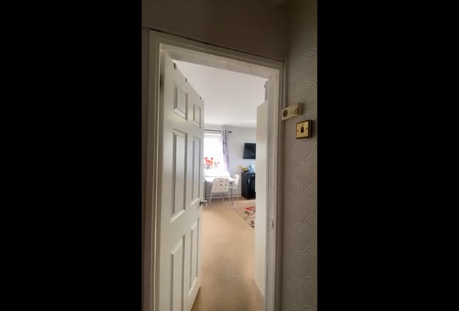 To let - XL bedroom w/ private balcony TV&FRIDGE Main Photo