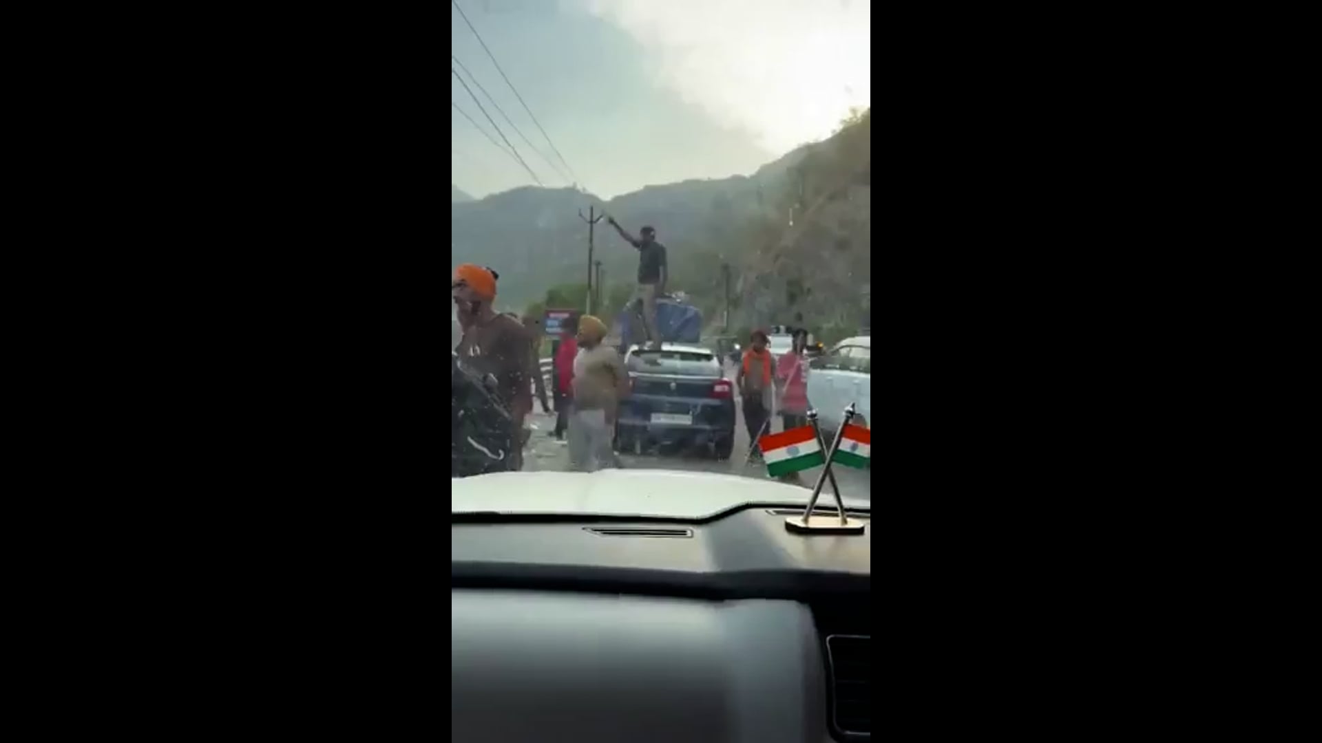 उत्तराखंड के टिहरी जिले के देवप्रयाग के लक्ष्मोली-बगवान का यह नज़ारा है

टूरिस्ट हैं यह लोग, कार की छत पर नाच, 
शर्टलेस भी हैं एक साहब 

राज्य का चारधाम यात्रा मार्ग है यह
