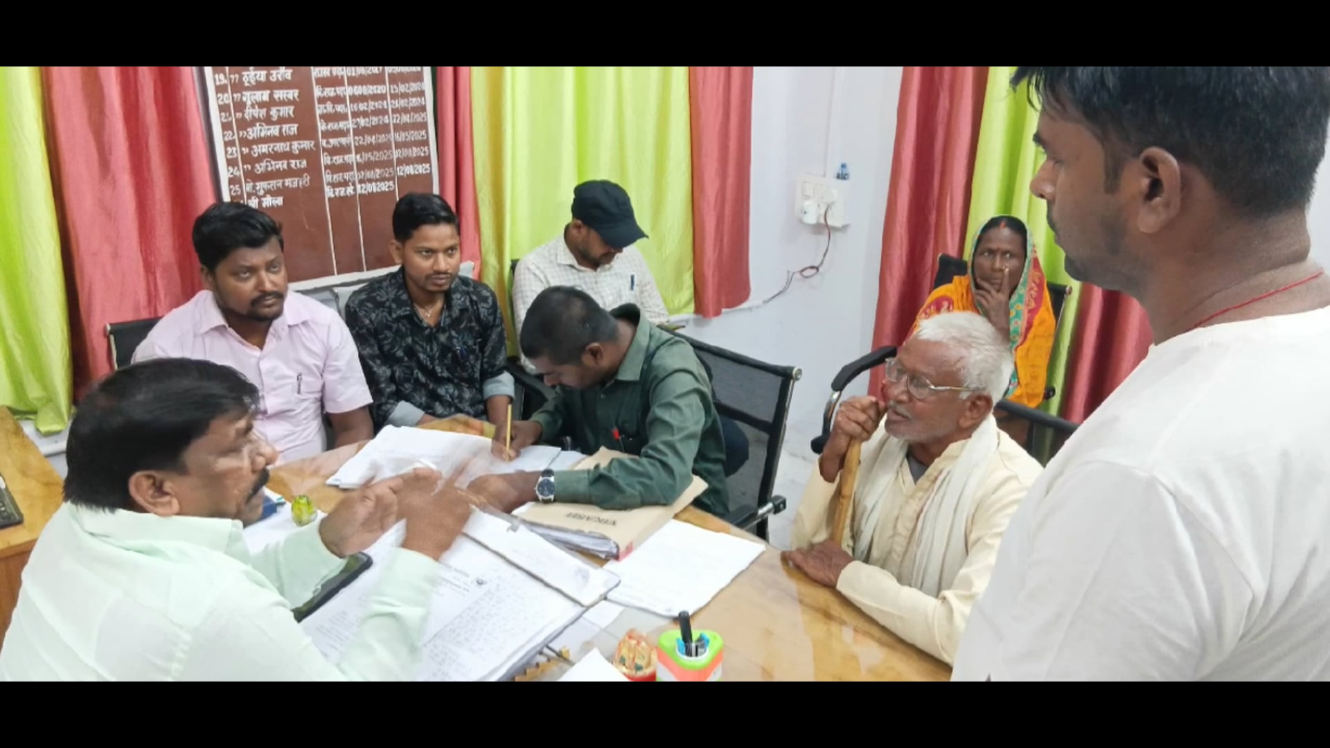 जनता दरबार में आए पांच मामलों में तीन का ऑन द स्पॉट निष्पादन