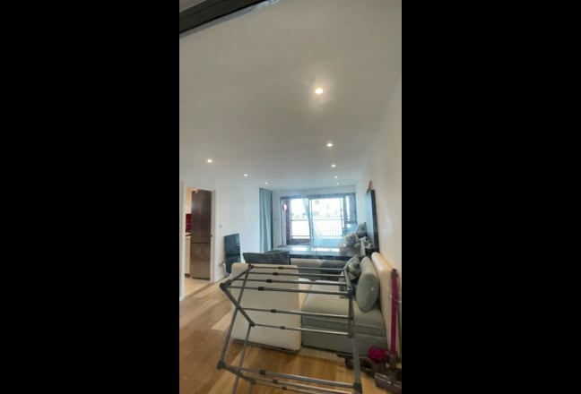 Canary Wharf En-suite room River view for a female Main Photo