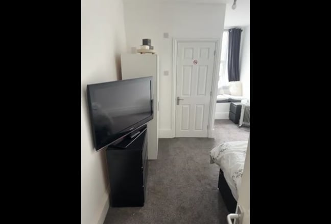 3 Newly Refurbished Rooms to Rent Main Photo