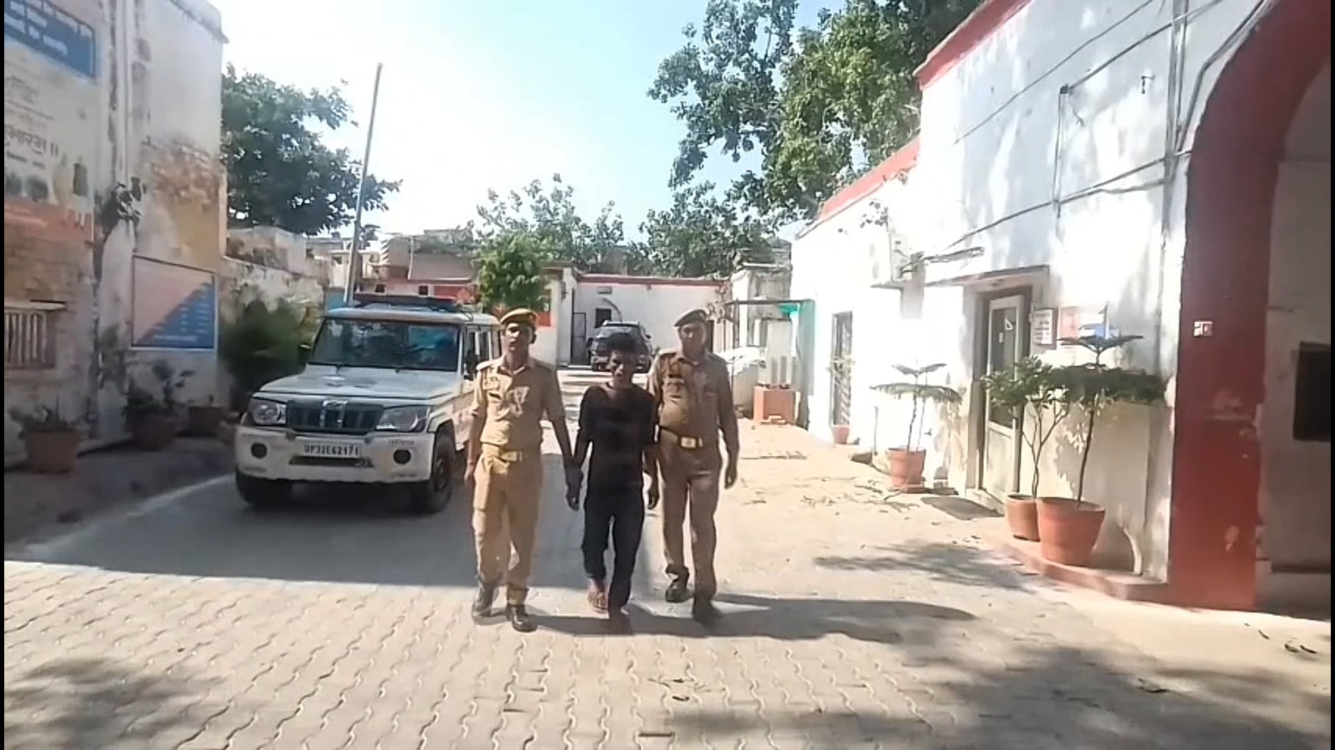 फर्जी खातों से धोखाधड़ी करने वाला वांछित आरोपी गिरफ्तार

शाहजहांपुर की कोतवाली पुलिस ने फर्जी दस्तावेजों के आधार पर बैंक खाते खुलवाकर धोखाधड़ी करने वाले गिरोह के फरार आरोपी बालिस्टर को गिरफ्तार कर लिया। आरोपी लंबे समय से वांछित चल रहा था। पुलिस ने उसे चांदापुर मोड़ के पास से गिरफ्तार कर न्यायालय में पेश किया। मामले में पहले ही कई आरोपी गिरफ्तार किए जा चुके हैं।