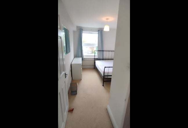 Double Room in 2-Bed Flat with Private Bathroom! Main Photo