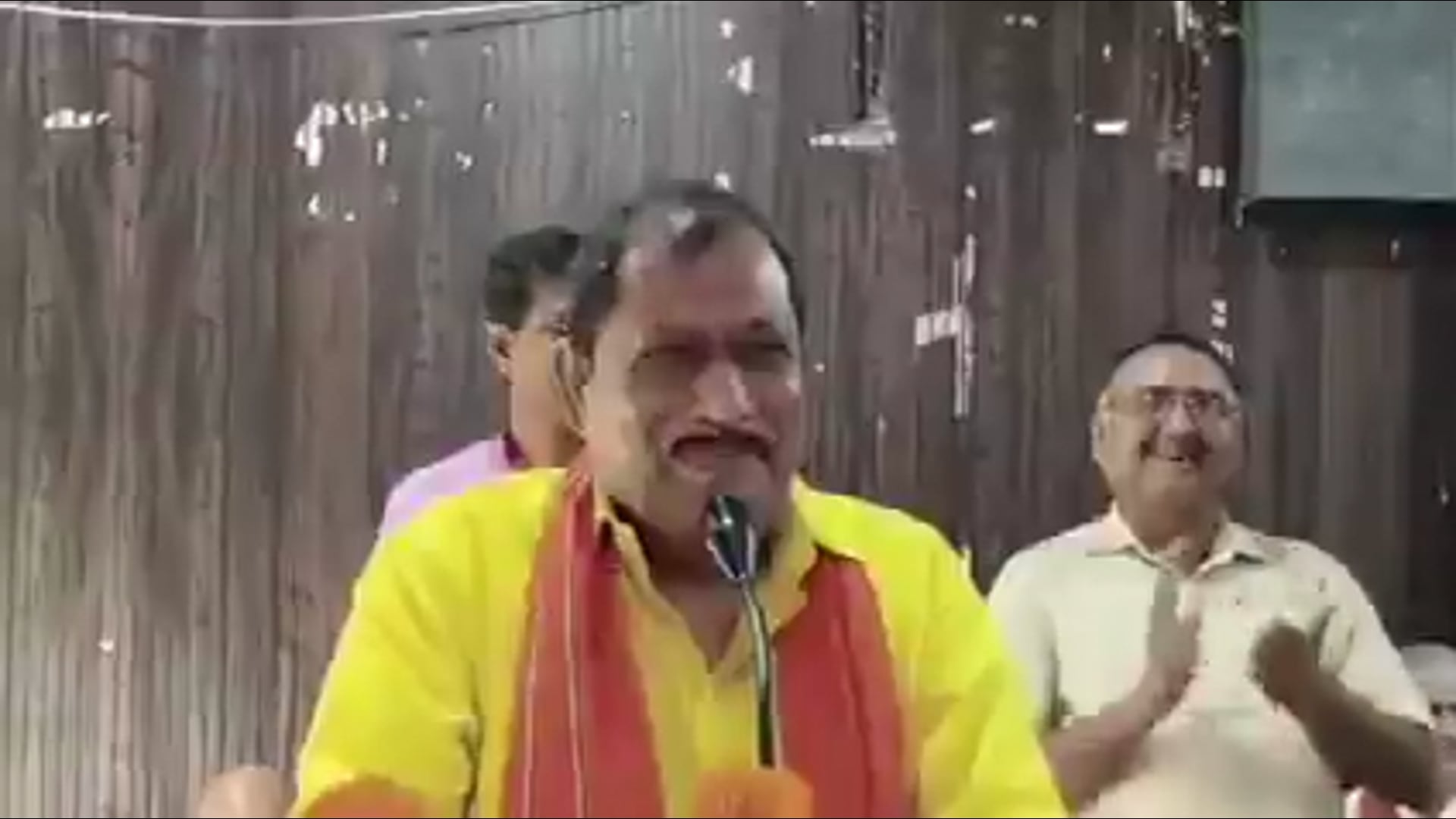 ▶️.....विधायक जी क्या बोल गए..◀️
UP: हरदोई की गोपामऊ विधानसभा क्षेत्र से BJP विधायक श्याम प्रकाश ने ग्राम प्रधानों की बैठक में खुले मंच से कहा कि चुनाव तिकड़म से जीता जाता है, विकास से नहीं। 
साम, दाम, दंड, भेद जो तिकड़म करना-बनाना है, अगला चुनाव जीतना हैं बस।