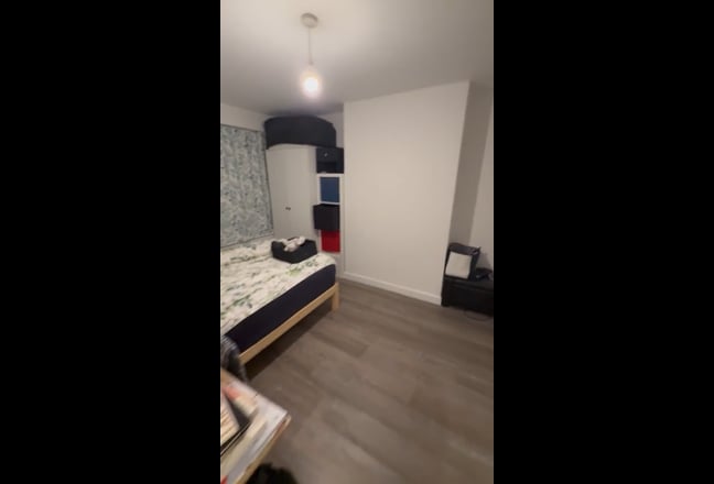 2 Bedrooms flat with a parking & garden Main Photo