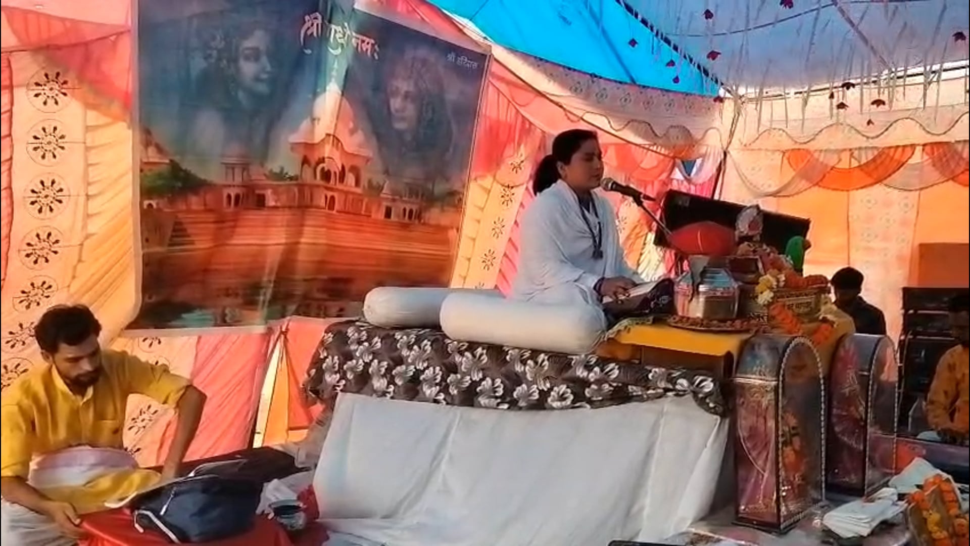 विघेपुर,सासनी हाथरस में चल रही श्रीमद भागवत कथा में आज तृतीय दिन व्यास लाडली राधिका शरण के मुखार बिंदु श्री कृष्णलीला का