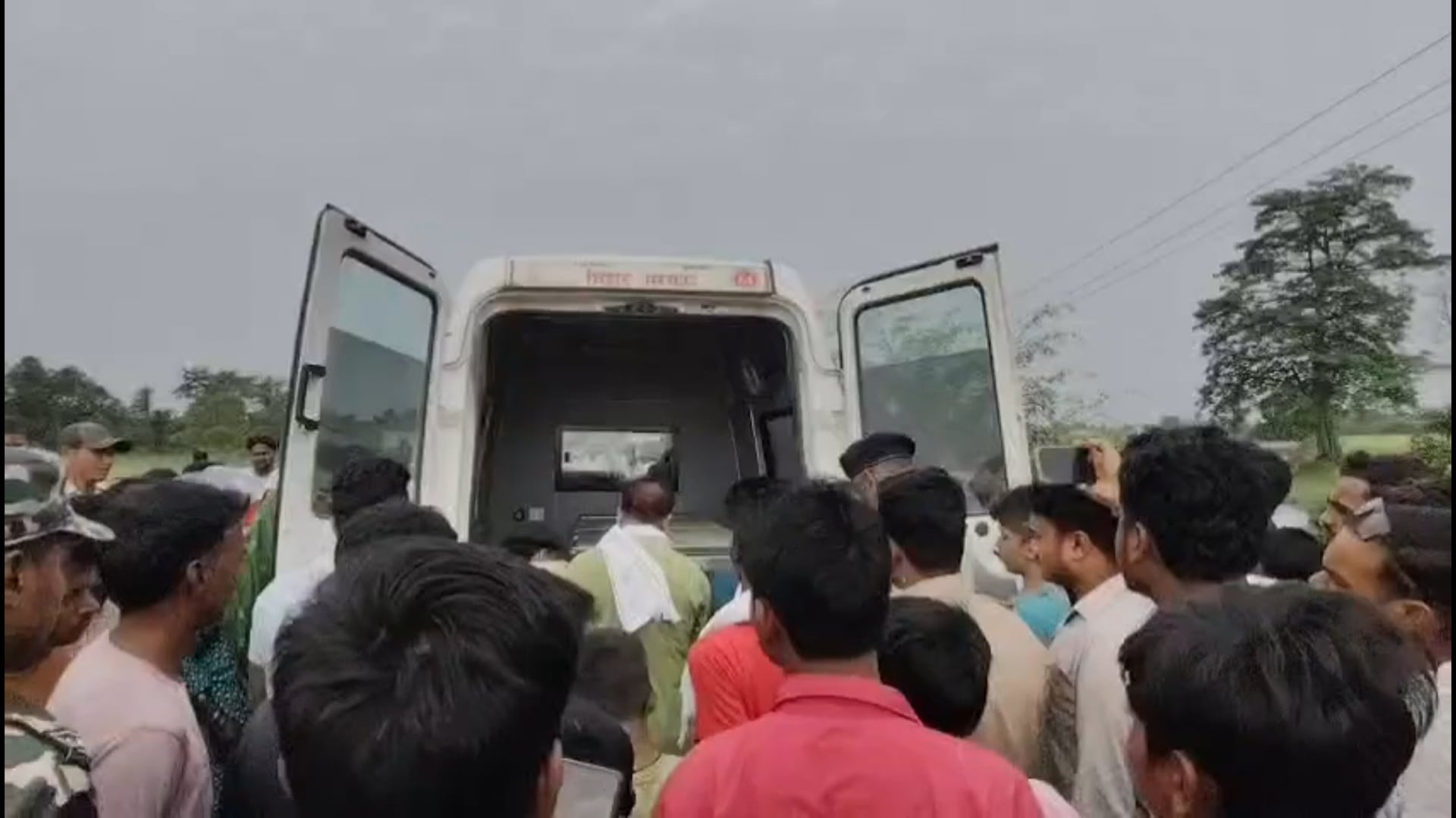 बगहा में अज्ञात महिला की तालाब में तैरता हुआ लाश बरामद, जांच में जुटी पुलिस।
