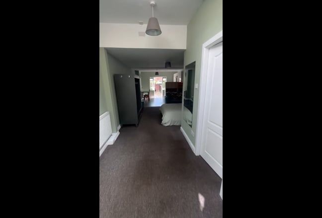 Fully contained studio apartment approx 500sq feet Main Photo