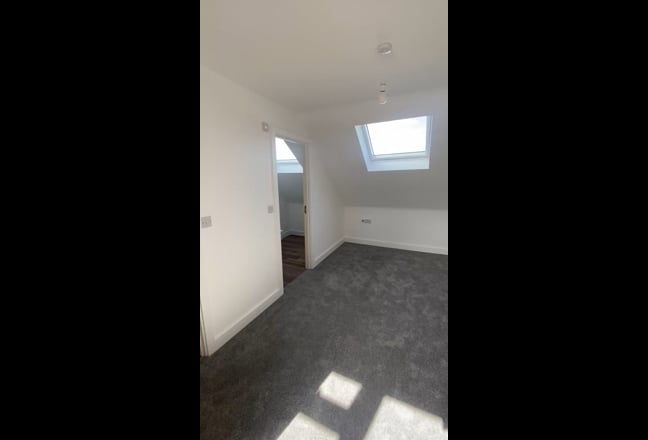 Double bed | Bills Included | Great Location Main Photo