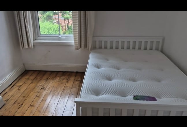 Lovely Double Room Carrington &pound;490 pcm &pound;212 dep. Main Photo