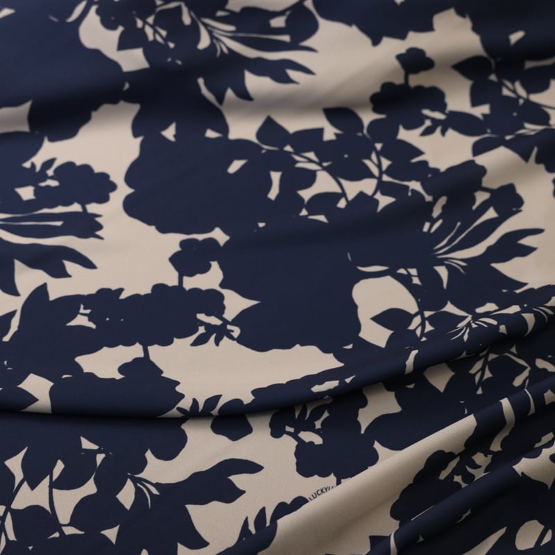 Vidéo: Crêpe imprimé - Fleurs bleu marine fond beige