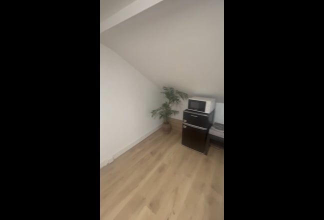 En-suite room for single user ready to move ASAP Main Photo