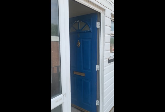  3  Bed  property  in  TW16 Main Photo
