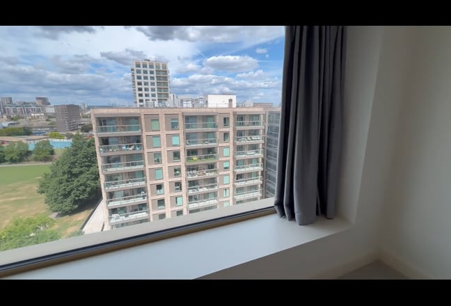Bright Spacious Room in Royal Wharf Main Photo