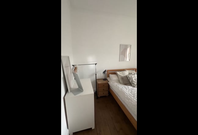 Double bed Stockbridge bright room in flat Main Photo