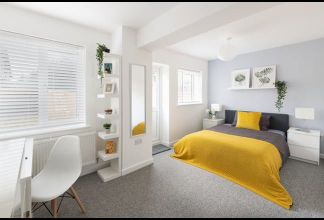 Large and light ensuite double room with parking Main Photo