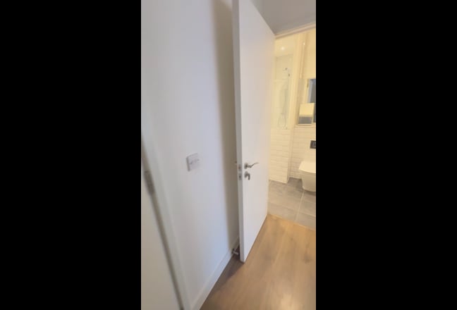 Room available in exposed brick modern apartment Main Photo