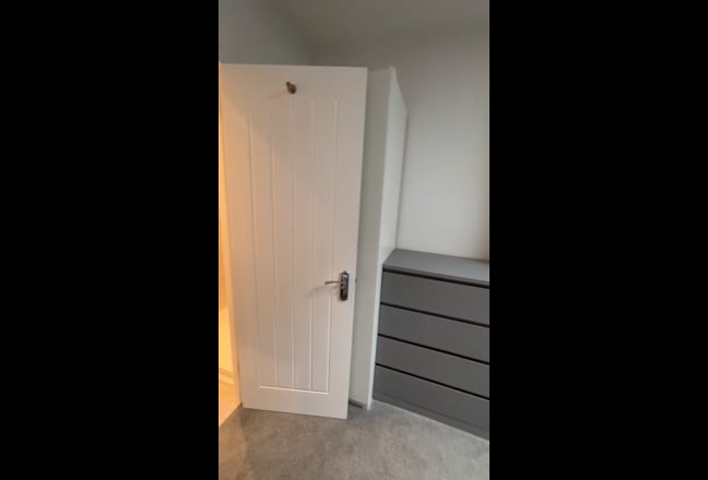 Double En-Suite Room,parking,ultra wifi,bills inc Main Photo