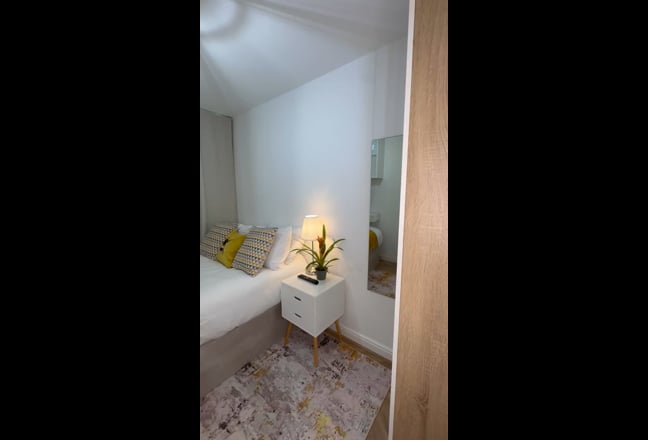  Bright MODERN Double Room with Private Bathroom  Main Photo