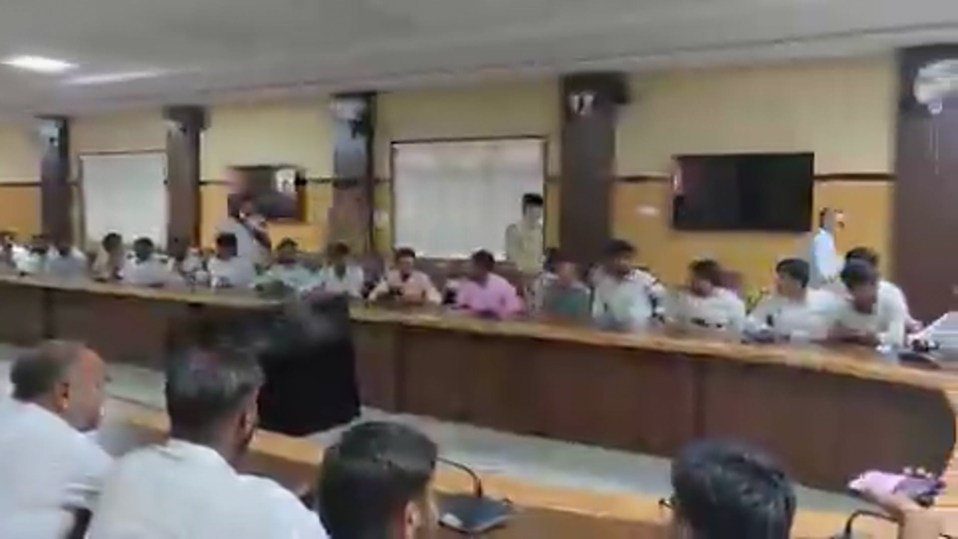 ▶️.प्रयागराज- ◀️
यूपी में अफसरों की तानाशाही का आलम तो देखिये
आम आदमी पार्टी के सांसद संजय सिंह ने सर्किट हाउस में छात्रों के साथ पेपर लीक और प्रतियोगी परीक्षाओं में गड़बड़ियों को लेकर बैठक कर रहे थे। 
बैठक के दौरान एडीएम सिटी और पुलिस अफसरों ने मौके पर पहुंचकर इस चर्चा पर आपत्ति जताई और इसे बन्द करने को कहा , जिसको लेकर बड़ा विवाद हो गया। 
संजय सिंह ने प्रशासनिक हस्तक्षेप पर सवाल उठाते हुए इसे छात्रों की आवाज दबाने की कोशिश बताया।