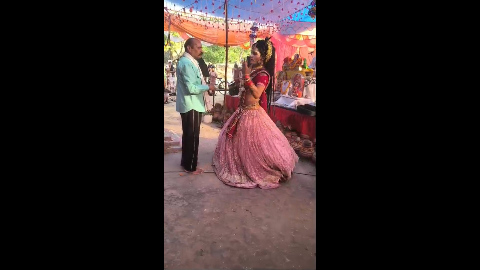 चक्की नगला विघेपुर सासनी हाथरस में चल रही श्रीमद भागवत कथा के दौरान श्री राधे कृष्ण की झांकी उमड़ा जन सैलाव..