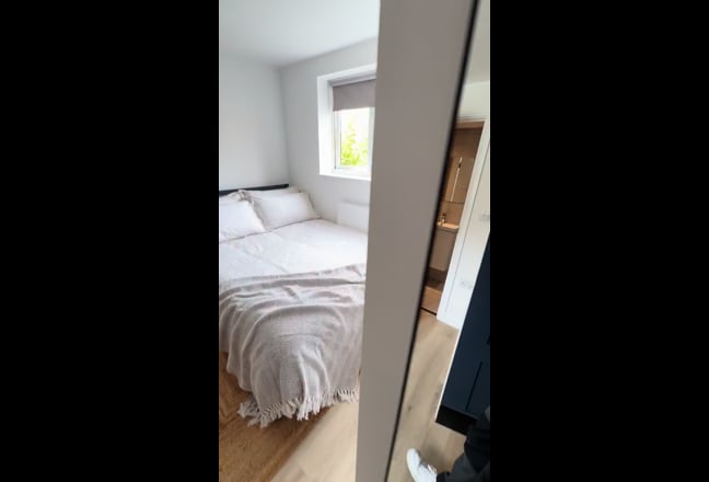 Modern En-Suite Rooms available in Ickenham Main Photo