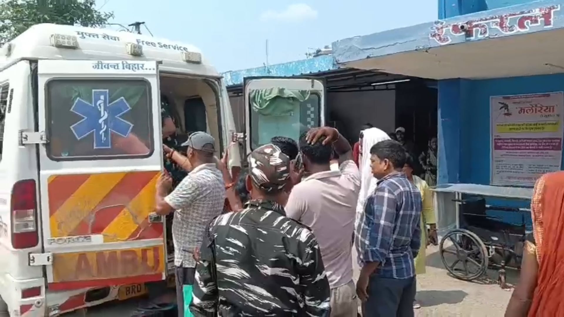 पलंग पर सो रहे दो माह के मासूम पर टूट कर गिरा छत का हिस्सा, गंभीर हालत में भागलपुर रेफर।