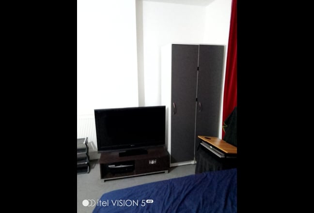 Doubleroom + Balcony in Neat Private Flat &pound;900/Pcm Main Photo