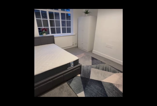 Bills Inc | XXL Double | Near QMC/City | 2 Baths Main Photo