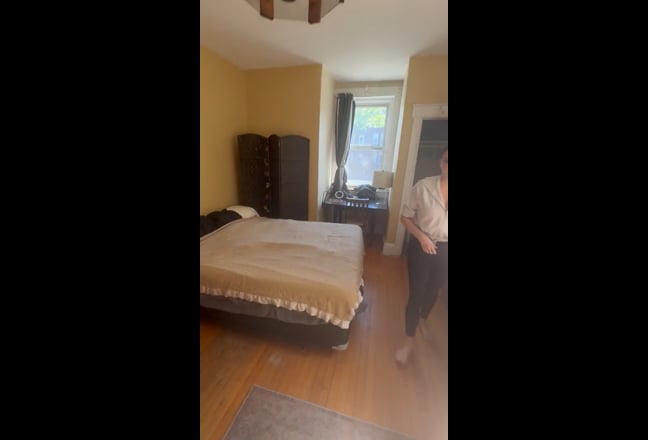 Large Room in Great Brookline Location! Main Photo