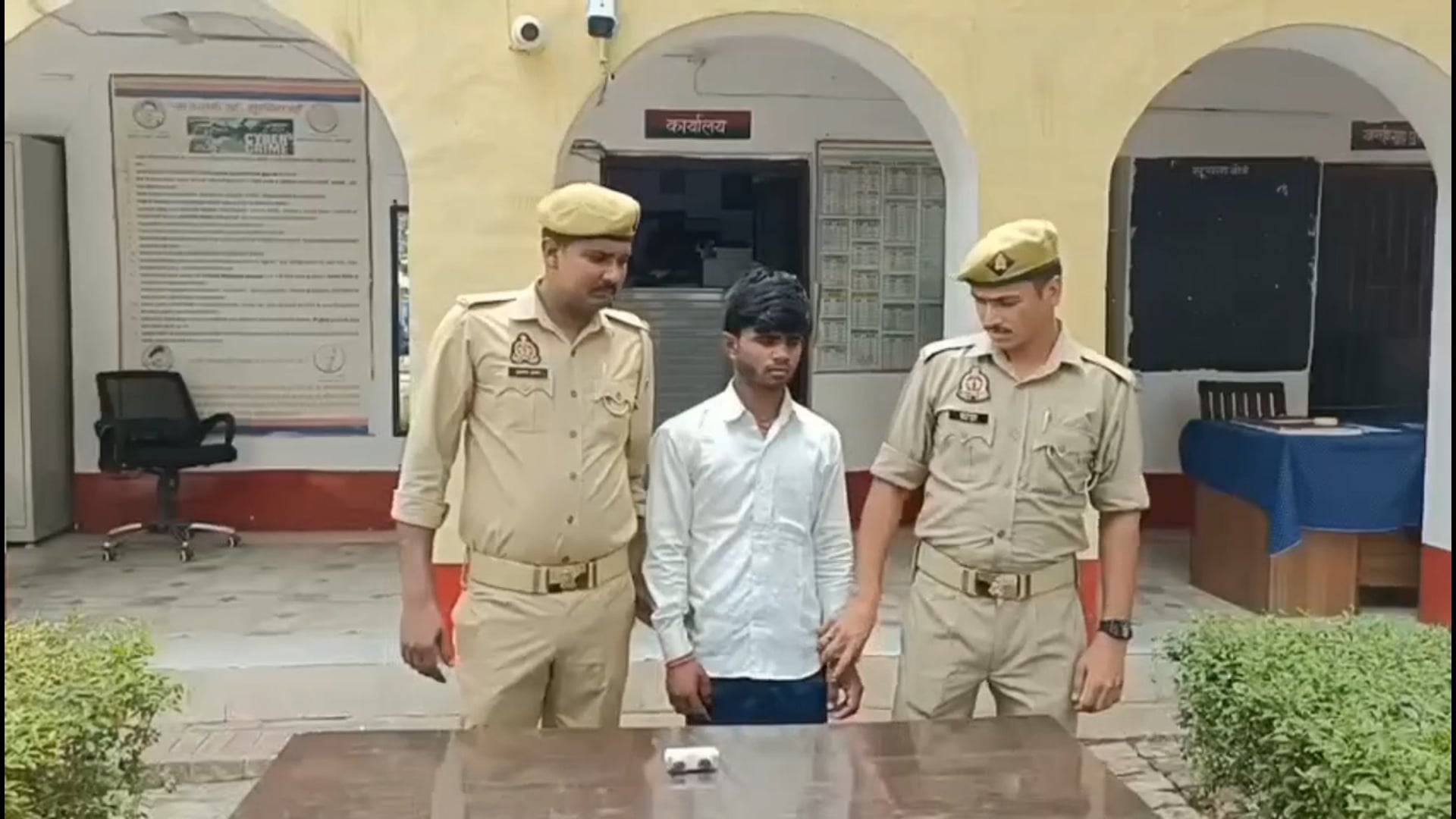 मंदिर से चोरी कर भाग रहा युवक पकड़ा गया, नकदी बरामद

शाहजहांपुर के परौर थाना क्षेत्र में ब्रह्मदेव मंदिर परिसर से ₹3320 की चोरी कर भाग रहे एक युवक को स्थानीय लोगों ने मौके पर पकड़ लिया। सूचना पर पुलिस ने आरोपी कन्हई को गिरफ्तार कर उसके कब्जे से चोरी की पूरी रकम बरामद कर ली। मामले में मुकदमा दर्ज कर आगे की विधिक कार्रवाई की जा रही है।